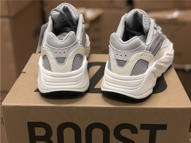 authentic ad*s Y**zy 700 boost white-003