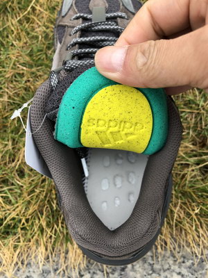 authentic ad*s Y**zy 700 v2 static black-005