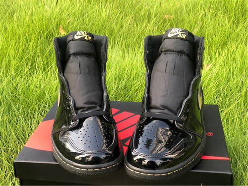 Air Jordan 1 High OG “Black/Metallic Gold”