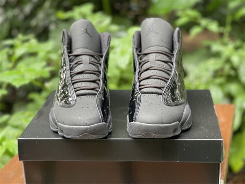 Air Jordan 13“Cap and Gown”