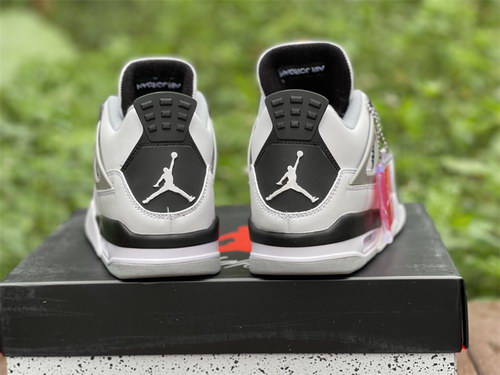Air Jordan 4 “White Cement” New