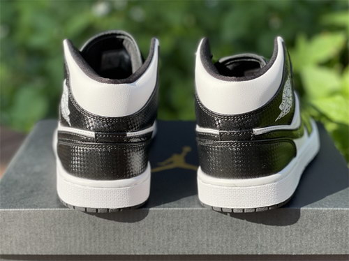 Air Jordan 1 Mid-060