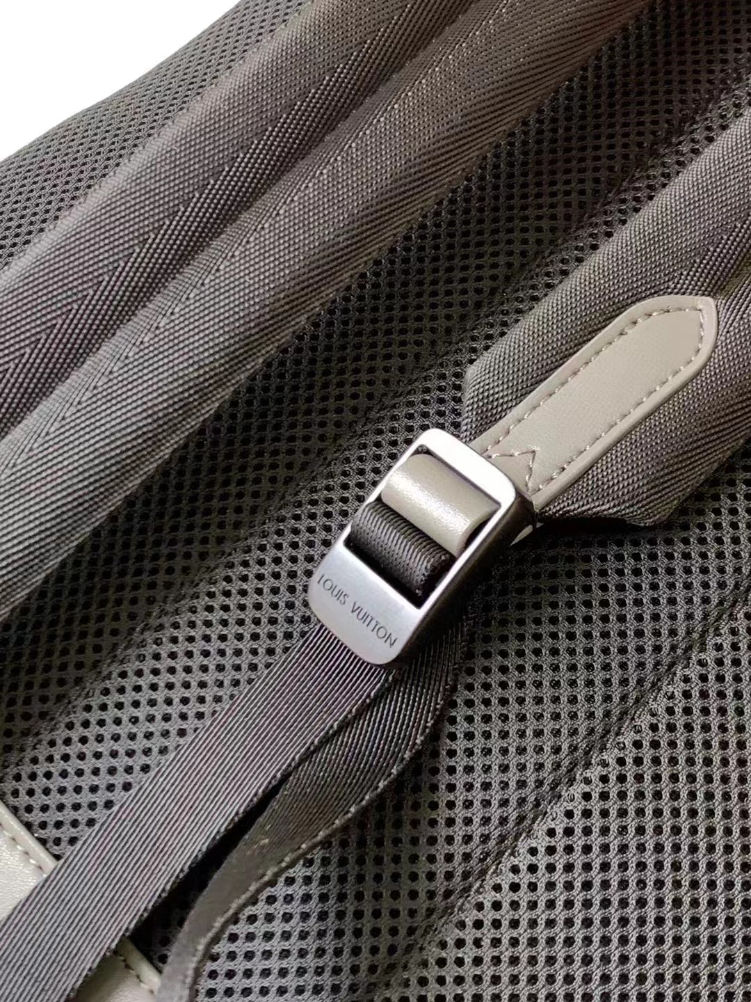 LV Backpack(AAAA)-050