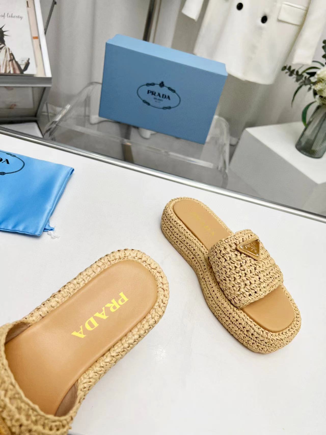 Pra*a slippers women(aaa)-011