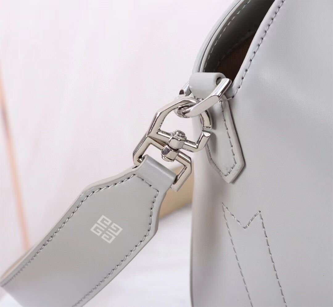 Givenchy Handbags AAA(Women)-001