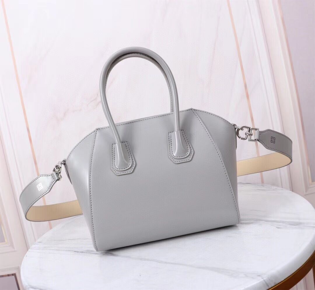 Givenchy Handbags AAA(Women)-001