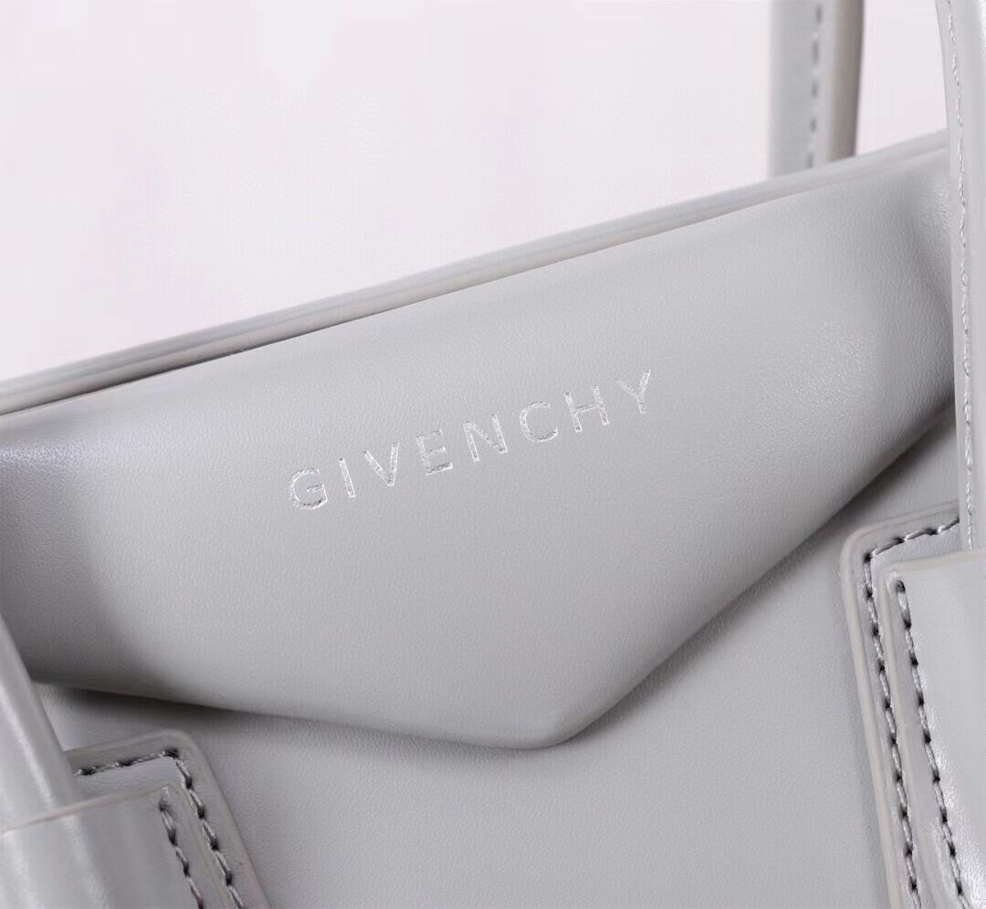 Givenchy Handbags AAA(Women)-001