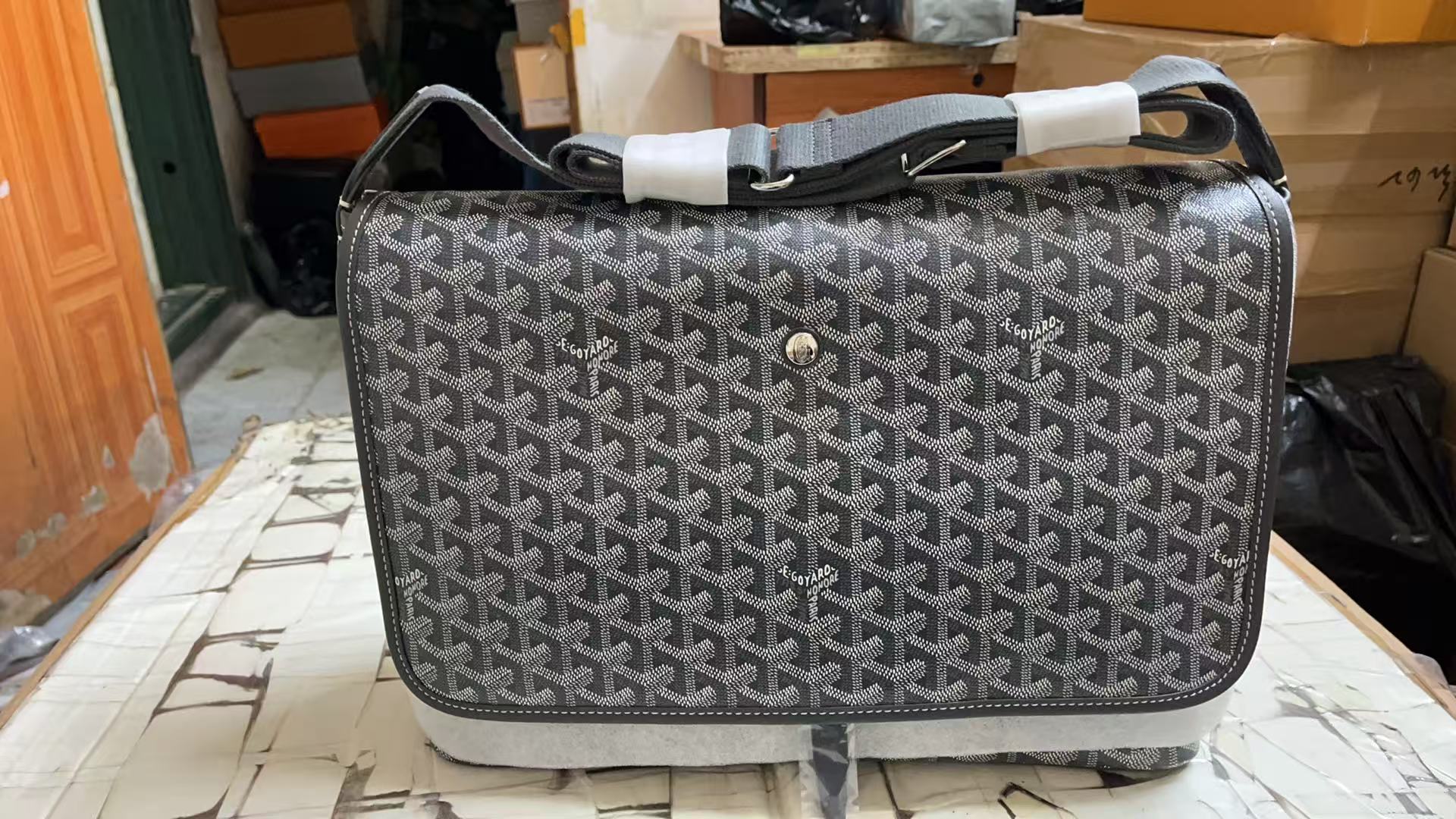 Go*ard handbags aaaa(men)-028