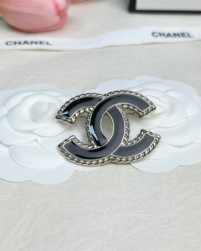 Ch*el brooch-082