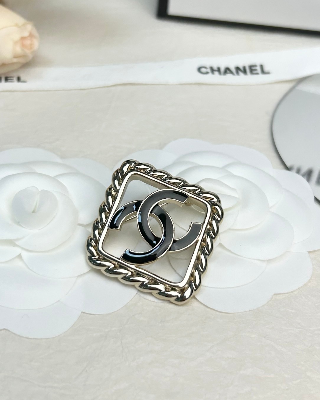 Ch*el brooch-065