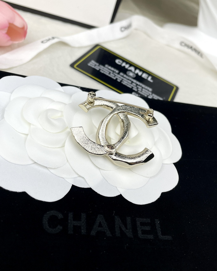 Ch*el brooch-049