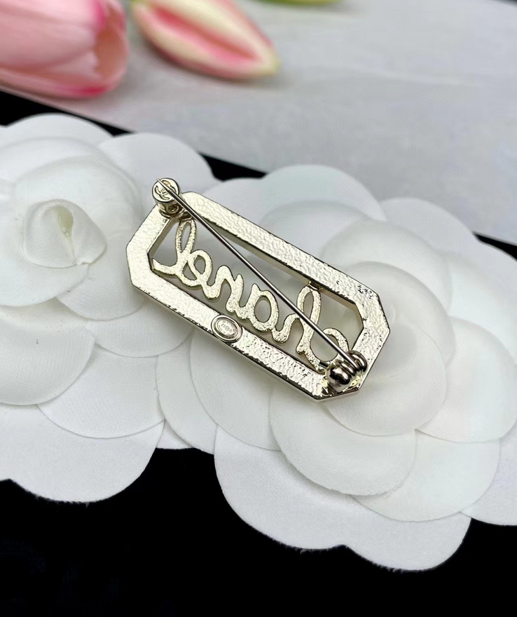 Ch*el brooch-023