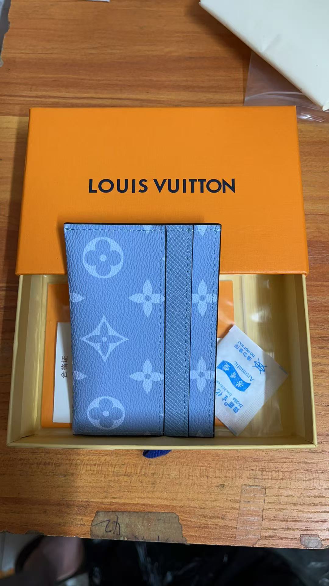 LV Card holder(AAA)-009