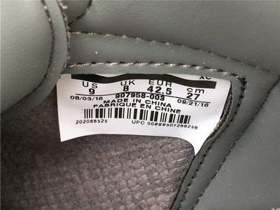 KAWS x Air Jordan 1“Cool Grey”